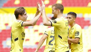 Jugadores de Morelia celebran anotación contra Saprissa