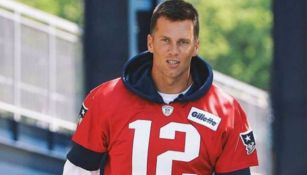 Tom Brady camina en una práctica de los Patriots