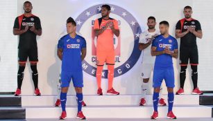 Futbolistas de Cruz Azul modelan la nueva playera de local