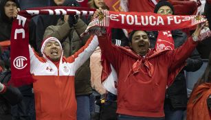 Aficionados del Toluca apoyan durante partido 