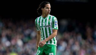 Diego Lainez en partido con el Betis