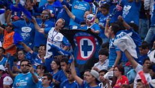 Aficionados de Cruz Azul apoyan desde la grada