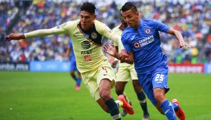 Edson Álvarez y Roberto Alvarado se enfrentaron en un partido