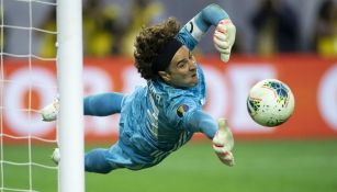 Ochoa despeja un balón