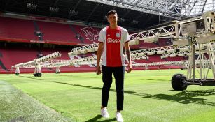 Edson Álvarez pisa el Johan Cruyff Arena