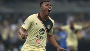 Roger Martínez festeja un gol con América