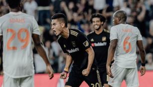 Jugadores del LAFC festejan un gol