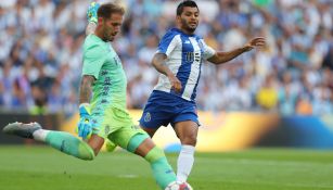 Tecatito Corona disputa un balón ante el Mónaco 