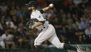 Sergio Romo lanza la pelota desde la lomita