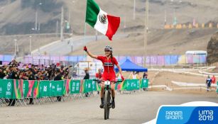 Daniela Campuzano ondea la bandera de México tras ganar su prueba