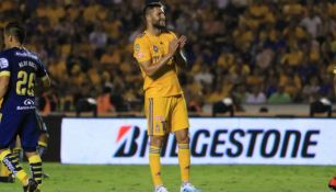 Gignac celebra gol en el Volcán