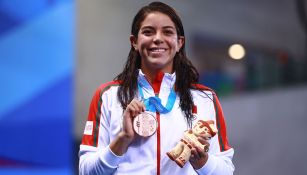 Alejandra Orozco, posa con su medalla de bronce 