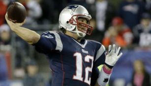 Brady se prepara para lanzar el ovoide en un juego de New England