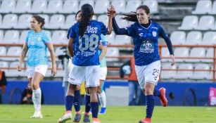 Ana López festeja con sus compañeras su gol vs Rayadas