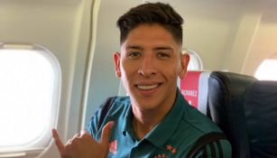Edson Álvarez en pleno vuelo con el Ajax rumbo a Grecia 