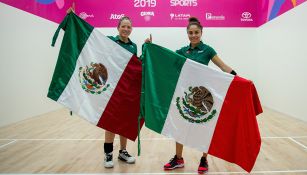 Paola Longoria y Samantha Salas lucen bandera mexicana 