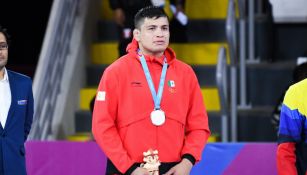 El mexicano Alfonso Leyva en el podio con su medalla de plata
