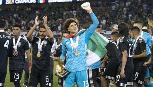 Guillermo Ochoa celebra tras ganar la Copa Oro con México