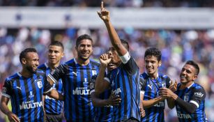 Jugadores de Querétaro festejan un gol