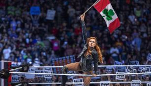 Becky Lynch arenga al público en Canadá 