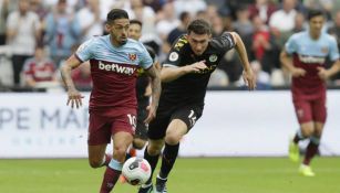 Lanzini conduce el balón, durante el partido