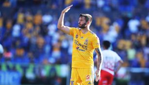 Gignac festeja uno de sus goles contra Necaxa