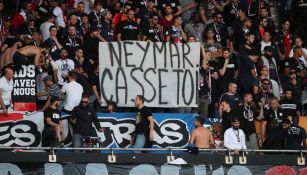 Aficionados del PSG muestran una pancarta contra Neymar en la tribuna