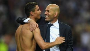 Cristiano Ronaldo celebrando con Zinedine Zidane en su etapa como merengue