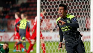 Lozano festeja gol con el PSV