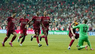 Liverpool celebra tras consagrarse Campeón de la Supercopa de Europa