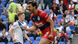 Oswaldo Alanís celebra una anotación con Chivas 