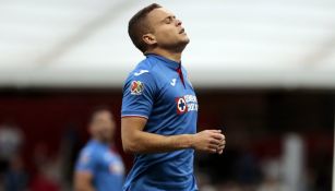 Jonathan Rodríguez se lamenta en un partido con Cruz Azul