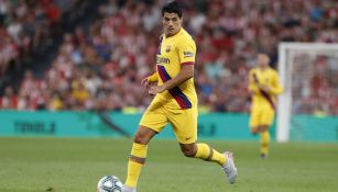 Luis Suárez conduce el balón en juego contra  Athletic Club de Bilbao