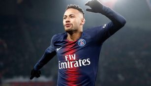 Neymar celebra anotación con el PSG 