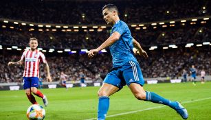 Cristiano Ronaldo conduce balón en juego contra Atléticos de Madrid