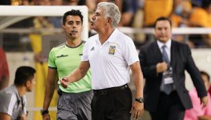 Ricardo Ferretti intercambia gritos con fans del América