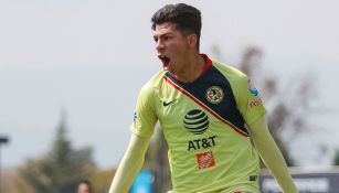 José López celebra un gol con América