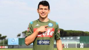 Lozano posa con la playera del Napoli