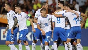 Jugadores de Italia festejan gol con Italia 