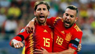 Sergio Ramos y Jordi Alba festejan tras un gol frente a Rumanía