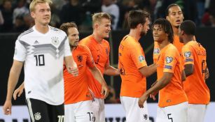 Jugadores de Holanda celebran después de vencer a Alemania en Hamburgo
