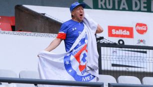 Aficionados de Cruz Azul apoya a su equipo en el estadio Azteca