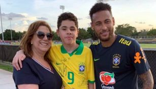 Silvia Grecco y su hijo Nickollas junto a Neymar