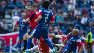 Chamagol González disputa un balón durante el partido de leyendas ante Cruz Azul