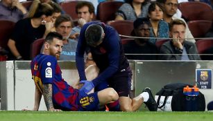 Leo Messi es atendido por el staff médico del Barcelona
