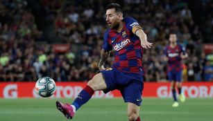 Messi pelea un balón en el juego contra Villarreal