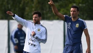 Messi y el DT Scaloni en una práctica de la Argentina 