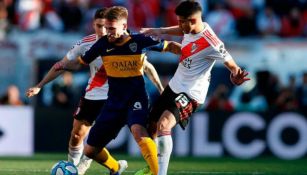 Alexis Mac Allister disputa el balón con Exequiel Palacios 