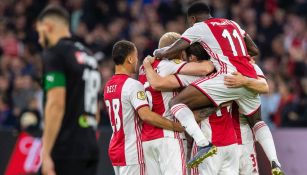 Jugadores del Ajax celebrando su anotación ante Groningen 