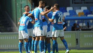 Jugadores del Napoli festeja gol contra el Brescia